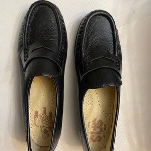 Like new SAS WOMENS. Loafers size 7 N